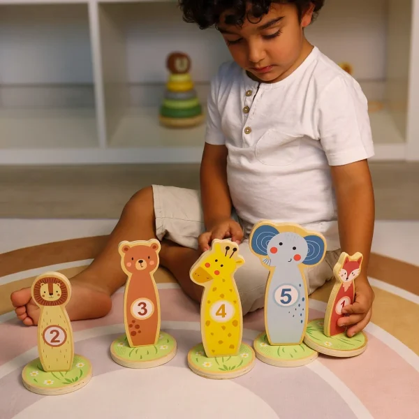 ring toss 3years old boy playing